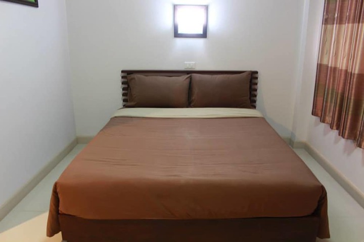 Room 4 of 32