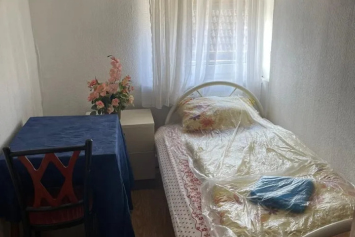 Room 5 of 16