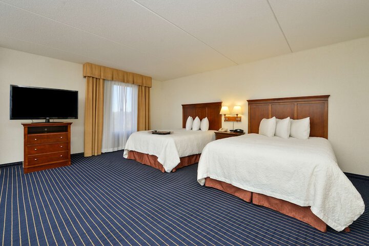 2 Queen Beds (7 of 12)