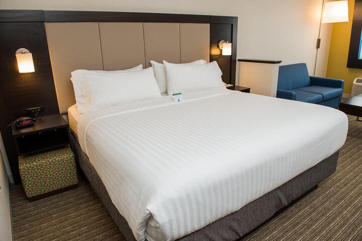 1 King Bed (1 of 14)