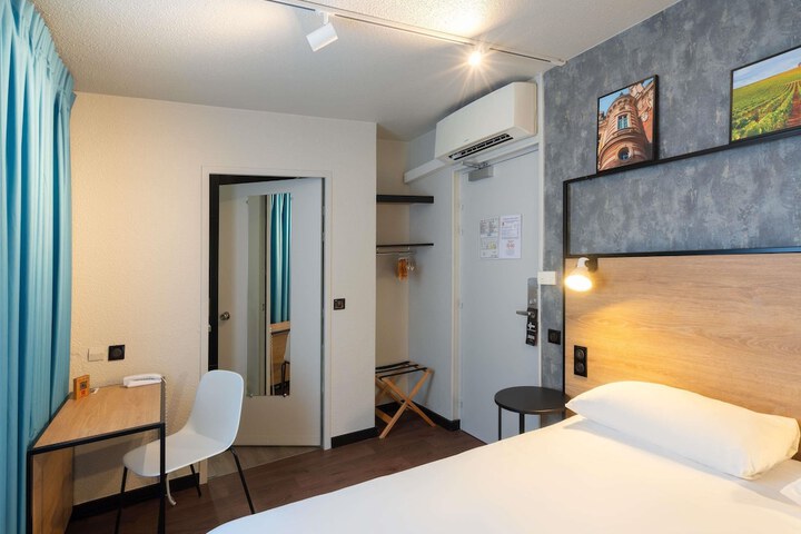 Room 32 of 97