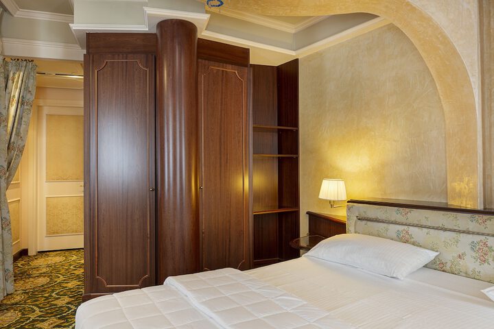 Room 21 of 34