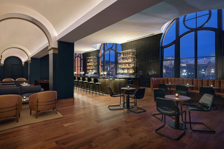 Lounge 72 of 77