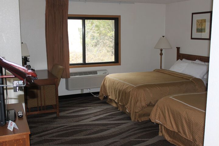 2 Queen Beds (11 of 17)