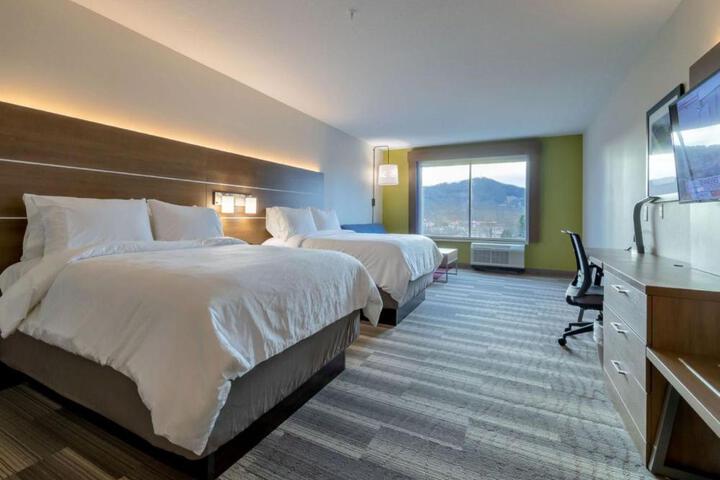 2 Queen Beds Standard Extra Floor Space (11 of 16)