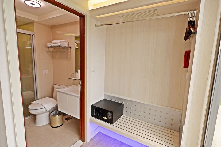 Room 18 of 34