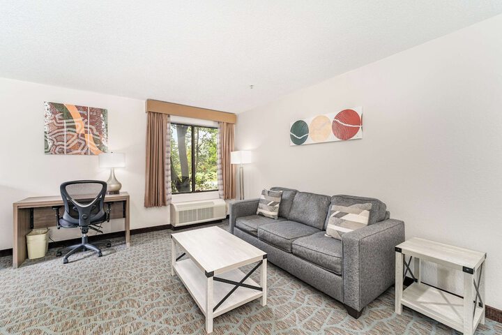 1 King Accessible Comm Assist Bathtub Microwave, Refrigerator WiFi Full Breakfast (16 of 20)