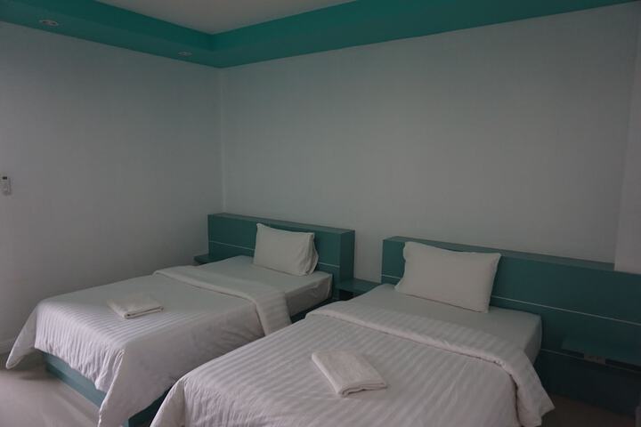 Room 6 of 28