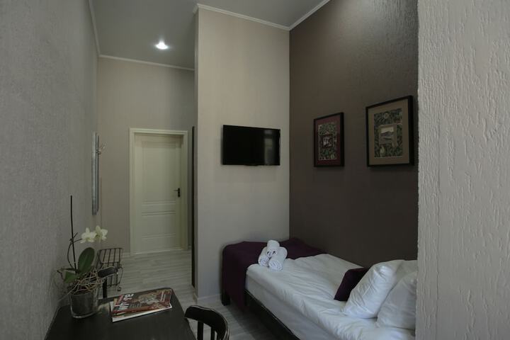 Room 3 of 48