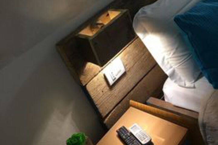 Room 11 of 27