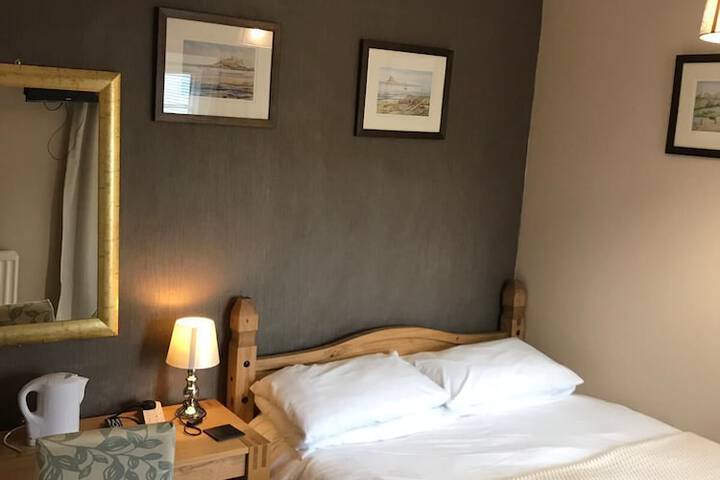 Room 4 of 18