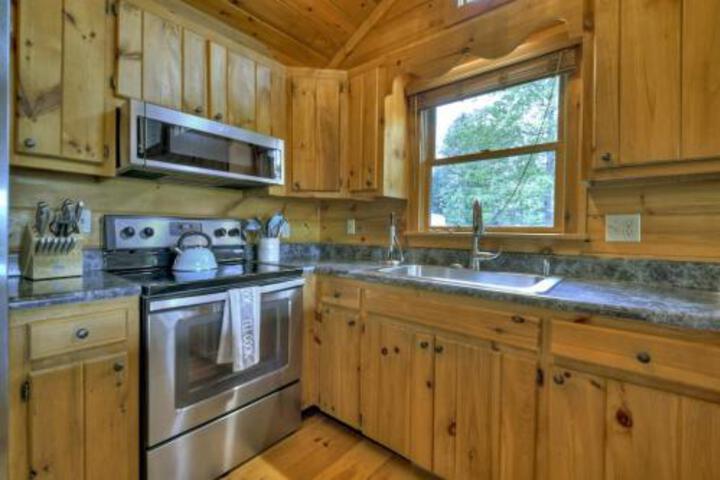 Dog Friendly Cabin Lake &  Mountain Views Hot Tub in Blue Ridge, GA