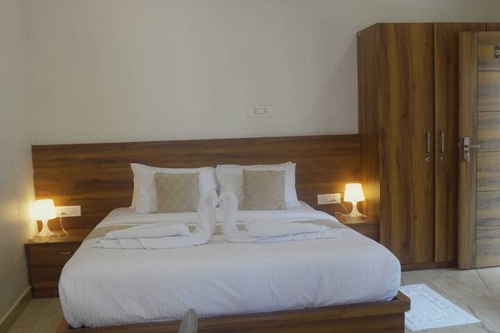 Room 7 of 16
