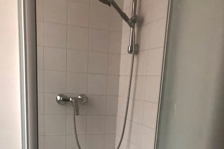 Room 7 of 12