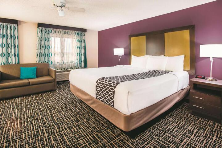 1 King Bed (2 of 14)