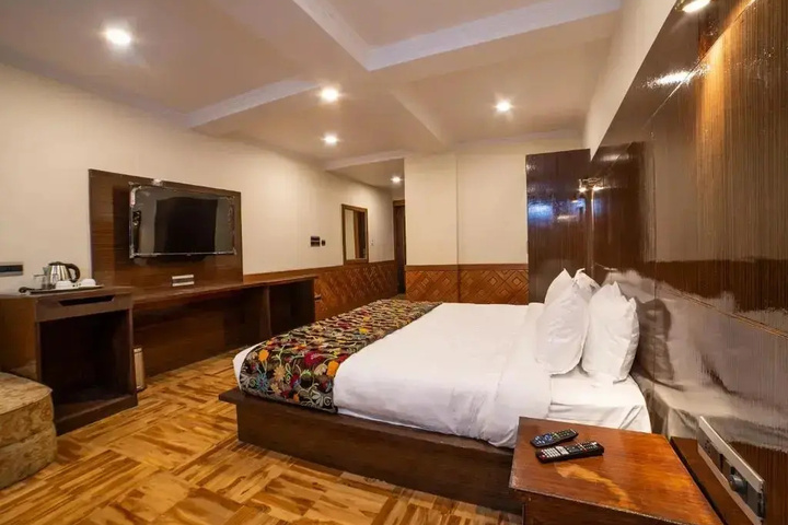 Room 5 of 12