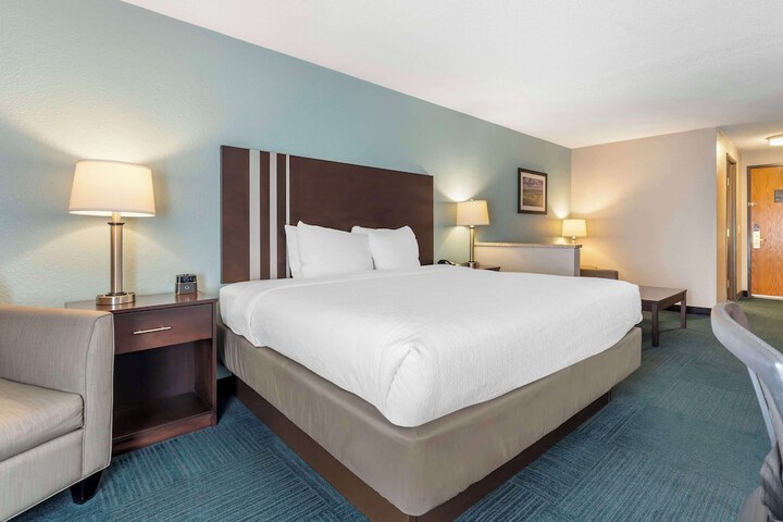 1 King Bed Microwave and Refrigerator Full Breakfast (12 of 15)