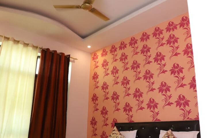 Room 5 of 12