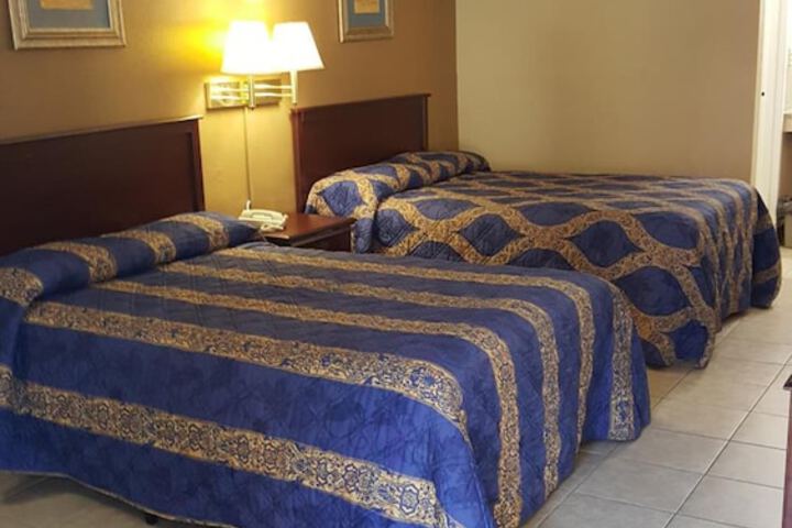 2 Double Beds (6 of 9)