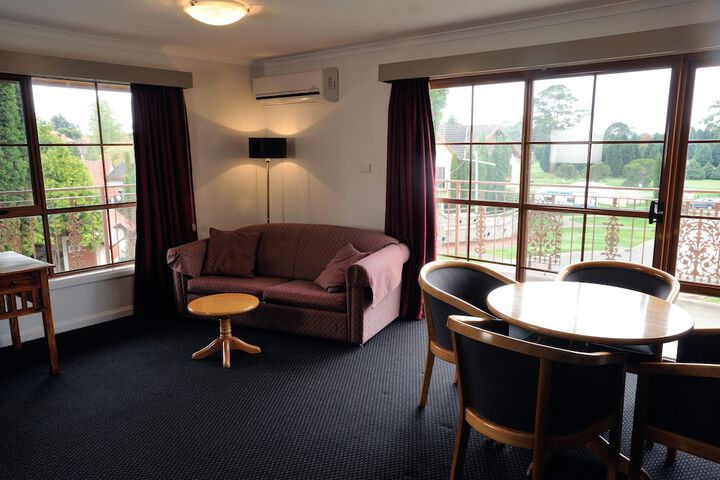 Room 27 of 76