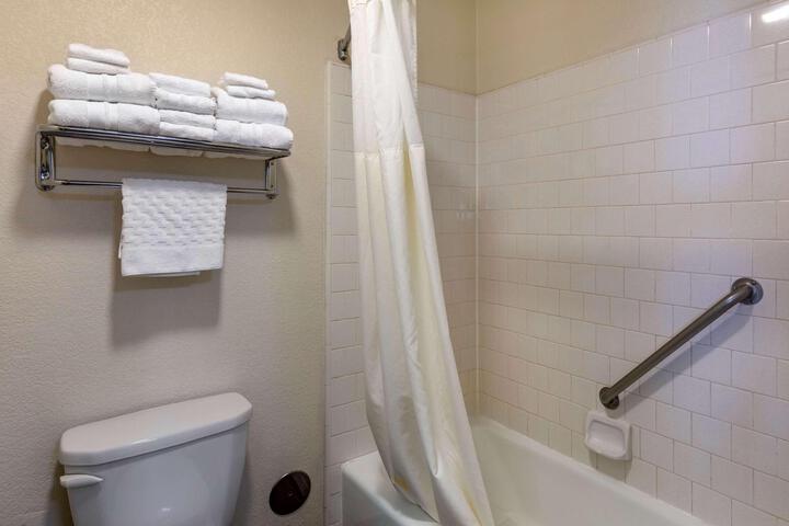 2 Queen Beds Desk Microwave and Refrigerator WiFi Full Breakfast (1 of 13)