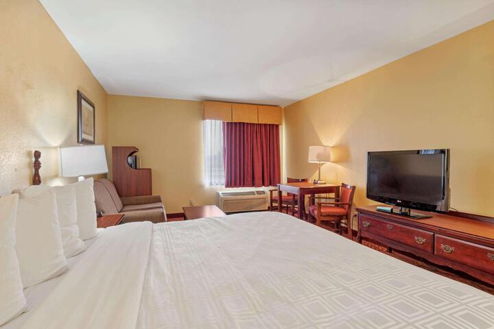 1 Queen Accessible Bathtub Microwave, Refrigerator WiFi Full Breakfast (14 of 15)