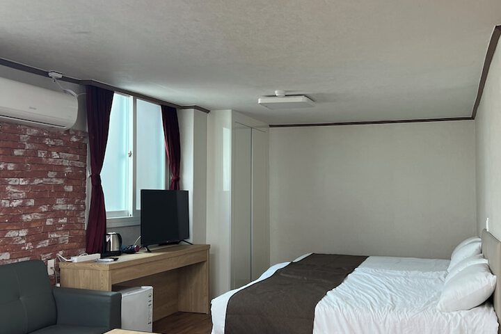 Room 12 of 19