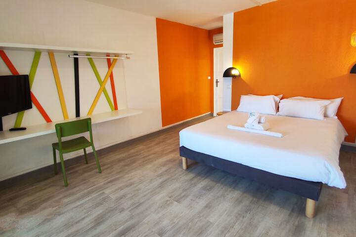Room 2 of 40
