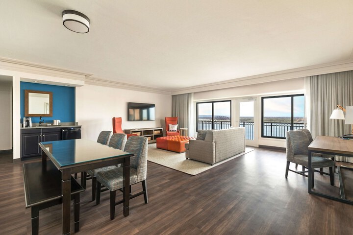 Executive Suite King Bed Accessible (4 of 22)