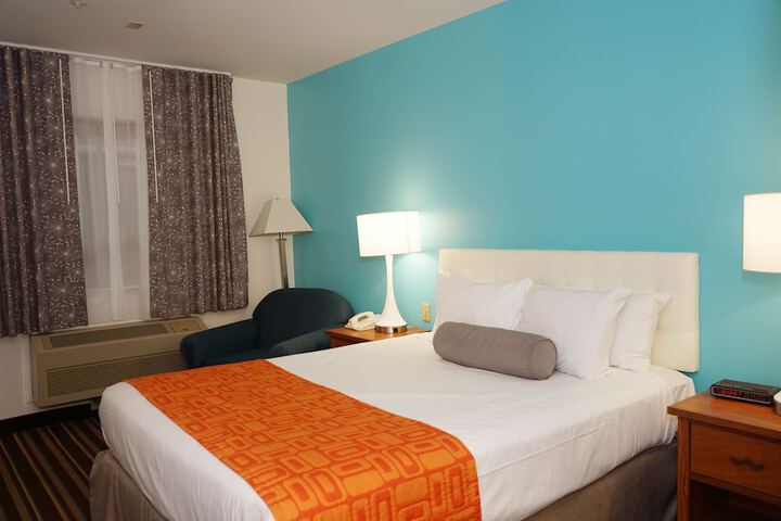 1 Queen Bed (2 of 30)