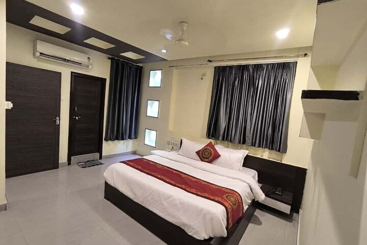 Room 4 of 13