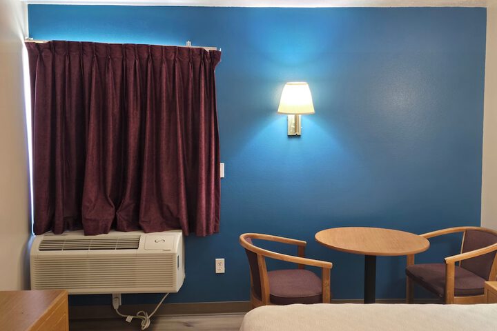 Room 4 of 33