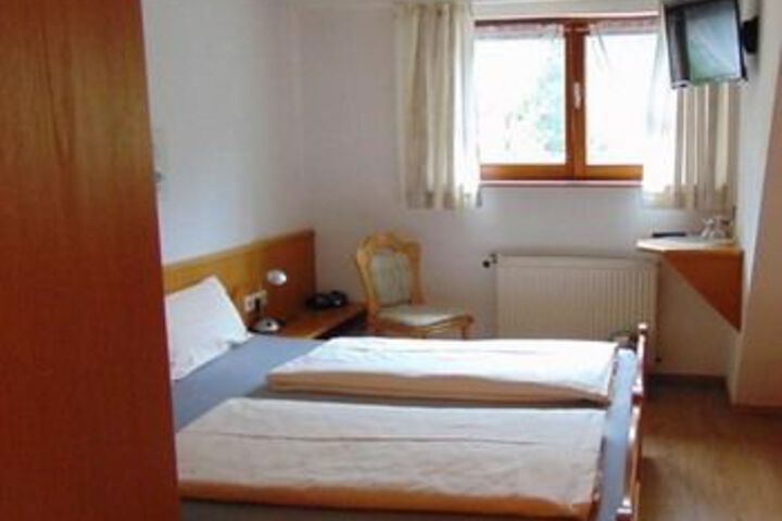 Room 11 of 25