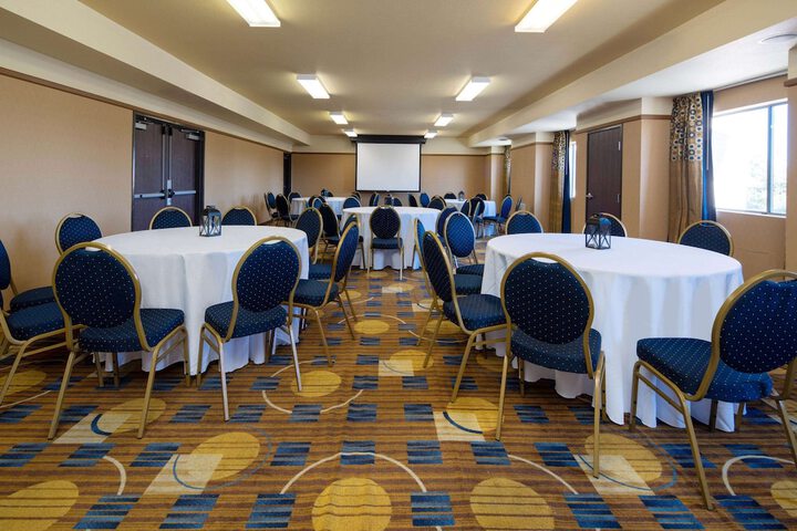 Ballroom/Hall 28 of 32