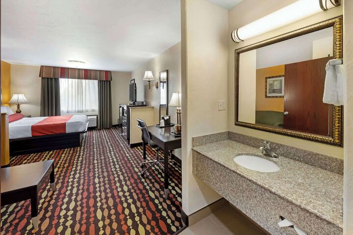 1 King Bed Pet Friendly Room High Speed Internet Accessible Microwave and Refrigerator Full (6 of 15)