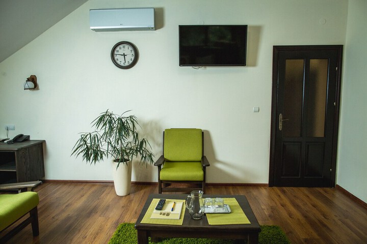 Room 4 of 199