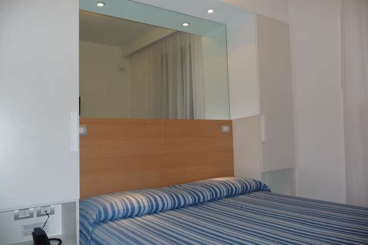 Room 6 of 37