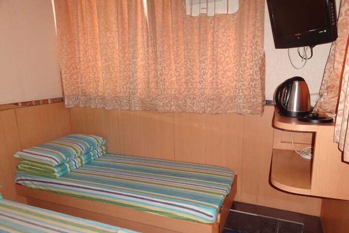 Room 4 of 32