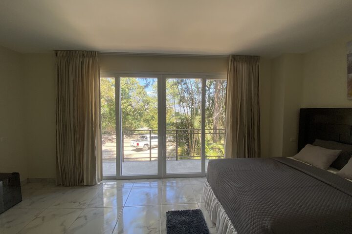 Room 8 of 80
