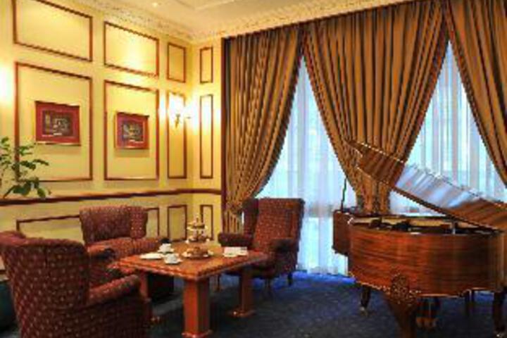 Lounge 16 of 25