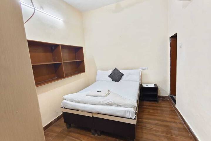 Room 2 of 38