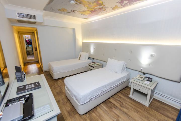 Room 9 of 25