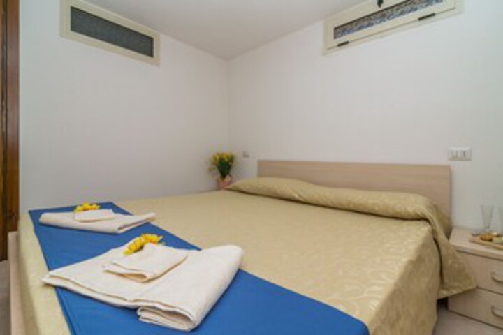 Room 6 of 12