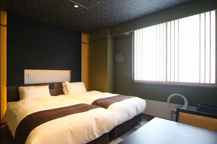Room 18 of 102
