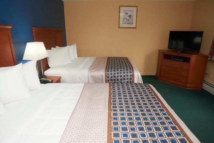 Quadruple Deluxe Queen Bed (1 of 28)