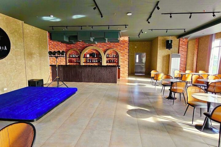 Lounge 10 of 12