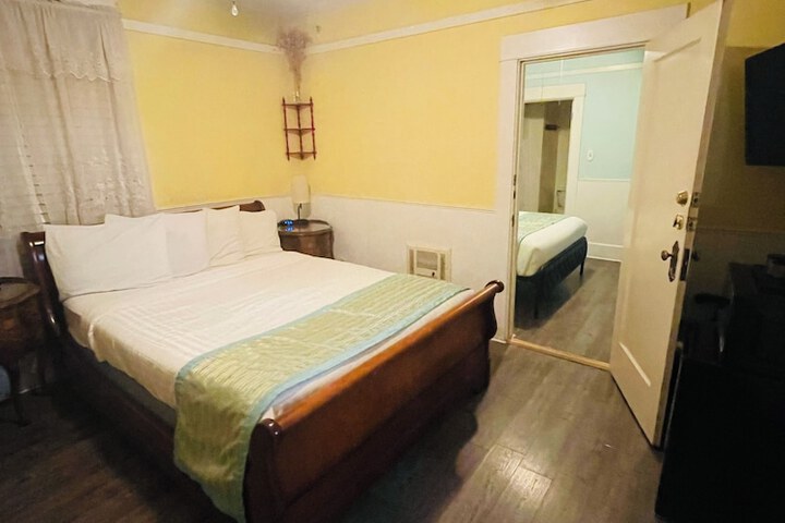 Room 17 of 68