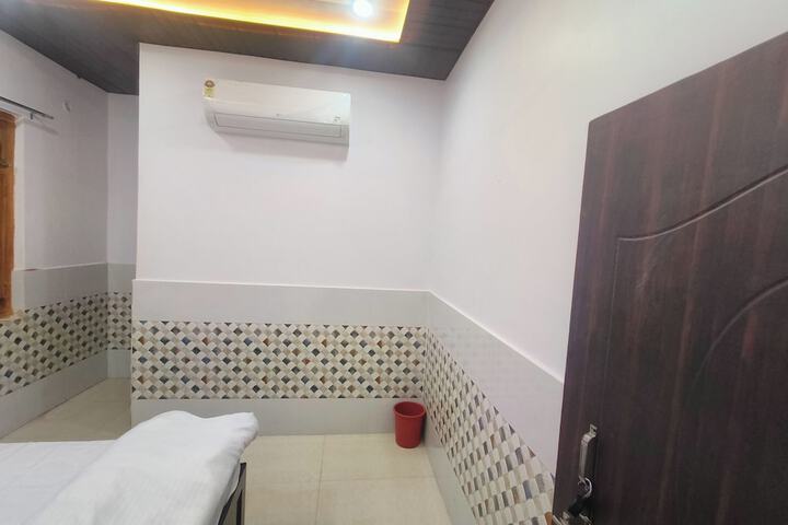 Room 6 of 18
