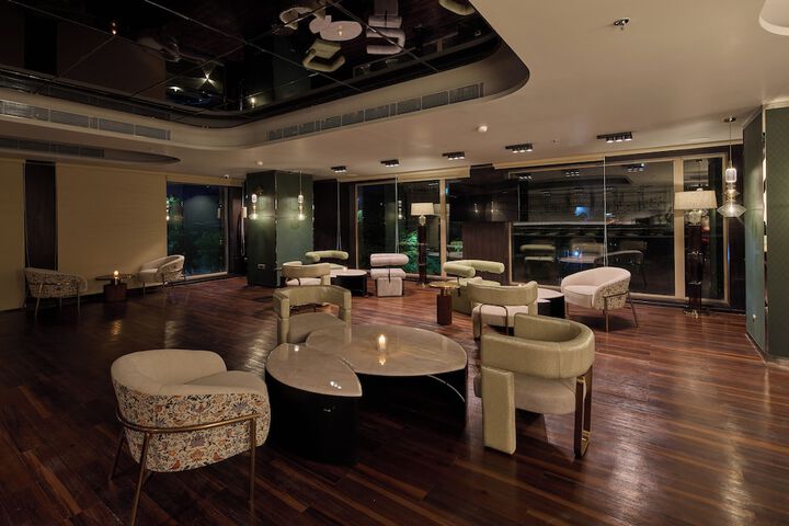 Lounge 112 of 126