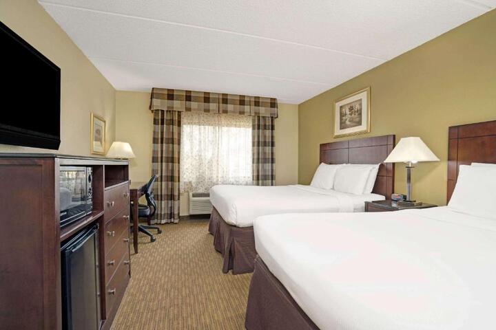 1 Queen Bed Mobility Accessible (12 of 13)
